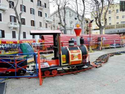 �Quest�attrazione vanta 40 anni di et� � sottolineano gli esercenti �. Anche se una delle carrozze, quella con su scritto Bari, risale addirittura al 1967 e apparteneva ai nostri genitori Franco e Loredana� 